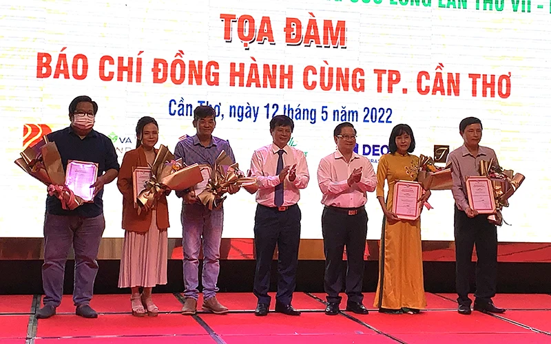 Lãnh đạo Hội Nhà báo Việt Nam, UBND TP Cần Thơ trao giải Nhất cho nhóm tác giả.