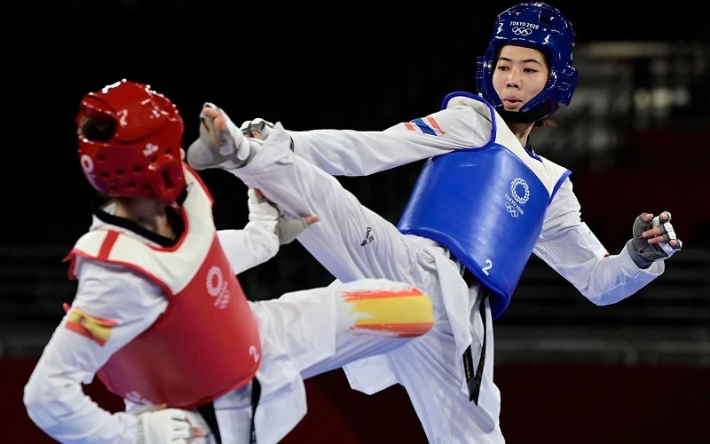 Ngôi sao taekwondo Panipak Wongpattanakit của Thái Lan (phải) thi đấu tại Olympic Tokyo 2020. (Ảnh: Bangkok Post/AFP)
