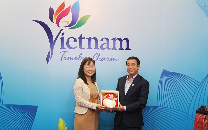 Phó Tổng cục trưởng Nguyễn Lê Phúc tặng quà kỷ niệm cho bà Teresa Tan. (Ảnh: TITC) 