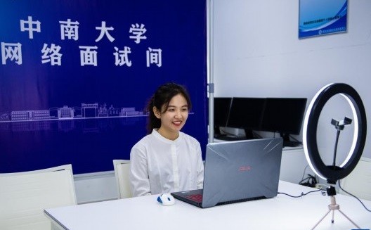 Sinh viên tốt nghiệp Đại học Trung Nam được hỗ trợ ứng tuyển trực tuyến. (Ảnh: Tân Hoa Xã)