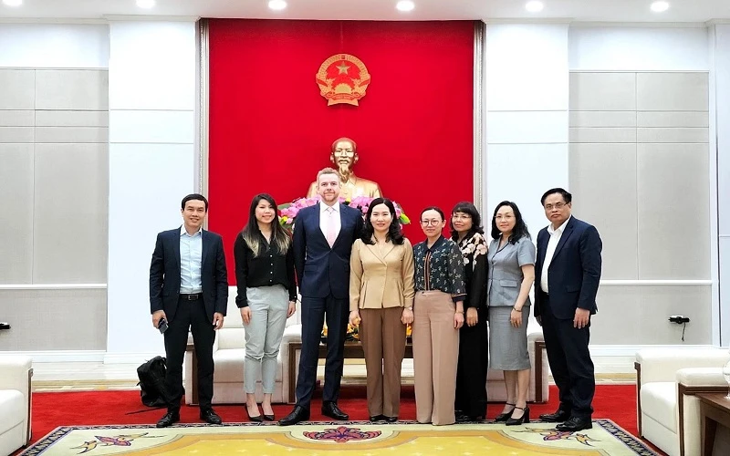 Lãnh đạo tỉnh Quảng Ninh chụp ảnh với đại diện Hãng truyền thông Discovery Networks.