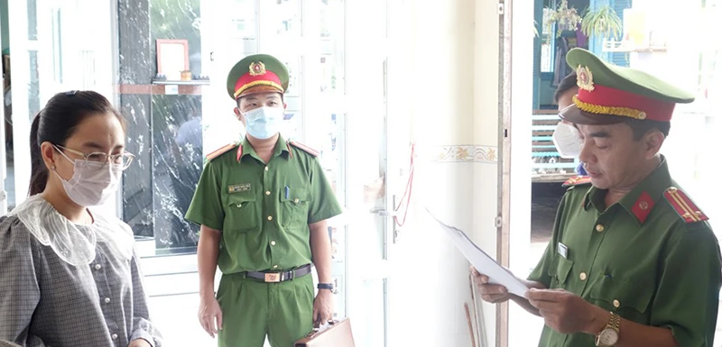 Công an tỉnh An Giang tống đạt quyết định khởi tố vụ án, bắt tạm giam bị can Phan Huỳnh Trúc Vi.
