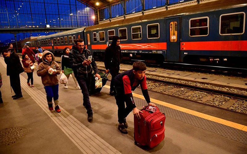 Người dân rời Ukraine tới Budapest, Hungary, ngày 27/2. (Ảnh: Reuters)