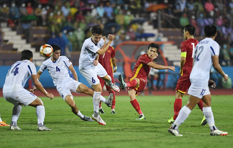 Pha tranh bóng giữa cầu thủ đội tuyển U23 Việt Nam và U23 Philippines (áo trắng). Ảnh: Trọng Hải 