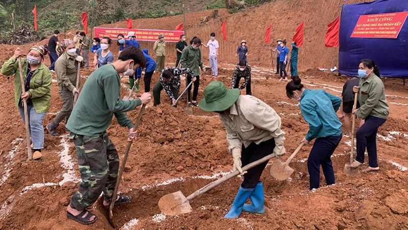 Cán bộ và nhân dân xã Tân Hương, huyện Yên Bình (Yên Bái) cùng nhau mở đường.
