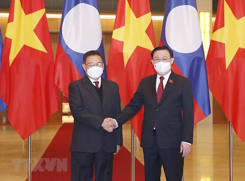 Chủ tịch Quốc hội Vương Đình Huệ đón Chủ tịch Quốc hội Lào Xaysomphone Phomvihane thăm chính thức Việt Nam từ ngày 6-8/12/2021.