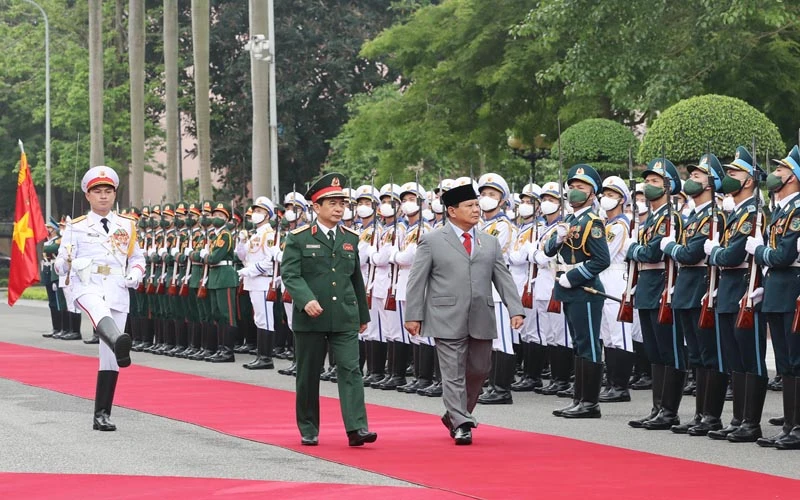  Bộ trưởng Quốc phòng Phan Văn Giang và Ngài Prabowo Subianto, Bộ Quốc phòng Indonesia, duyệt đội danh dự. (Ảnh: TRỌNG ĐỨC)