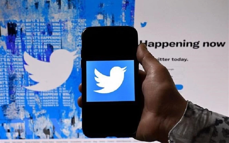 Biểu tượng Twitter trên màn hình điện thoại và máy tính ở Washington, DC, Mỹ. (Ảnh: AFP/TTXVN)