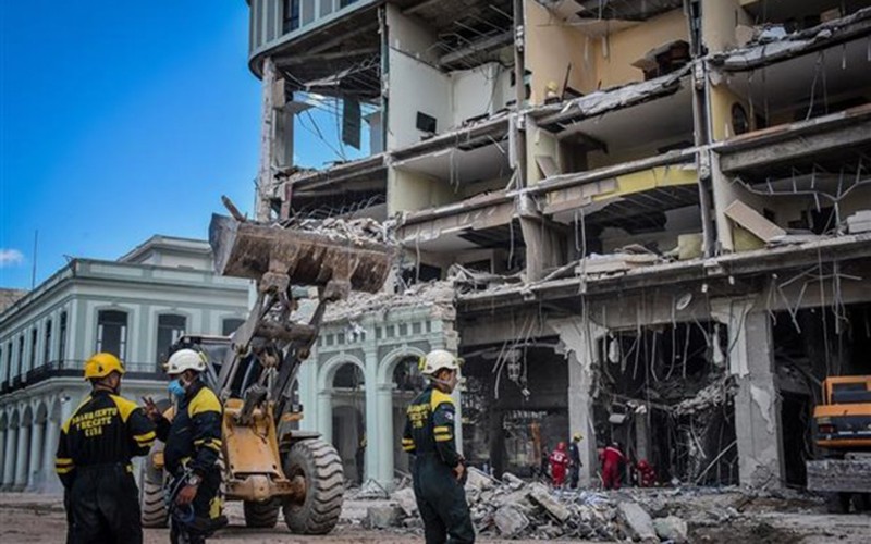 Lực lượng cứu hộ khắc phục hậu quả tại hiện trường vụ nổ khách sạn Saratoga ở thủ đô La Habana (Cuba), ngày 8/5/2022. (Ảnh: AFP/TTXVN)