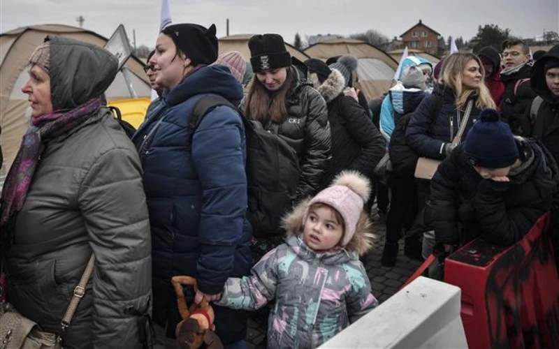 Người tị nạn Ukraine sơ tán sang Medyka, miền đông Ba Lan, ngày 9/3/2022. (Ảnh: AFP/TTXVN)