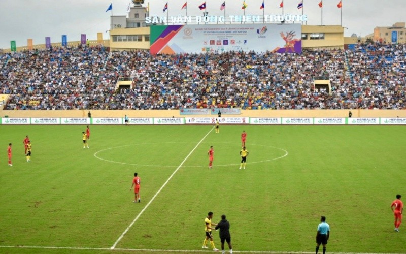 Với 7 điểm sau 3 trận, đội tuyển U23 Malaysia (áo vàng) đã góp mặt tại bán kết bóng đá nam SEA Games 31.