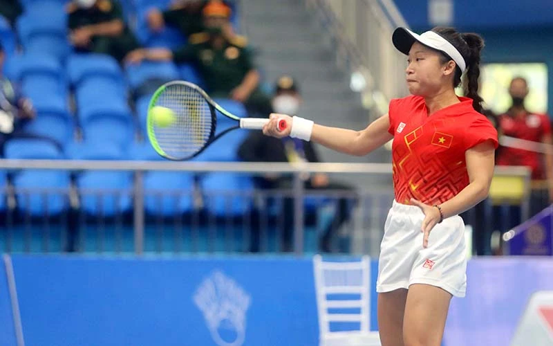 Tay vợt Savanna Lý Nguyễn thi đấu tại trận Bán kết đồng đội nữ.