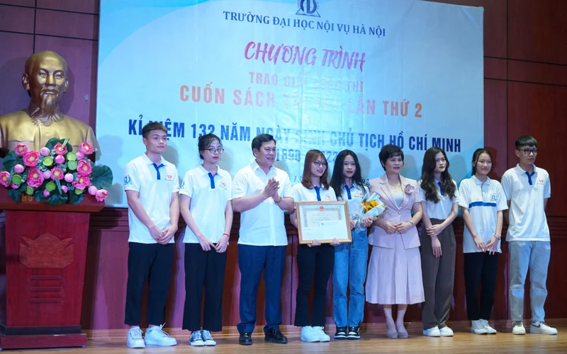 Bà Lê Thanh Huyền, Phó Hiệu trưởng Nhà trường và TS Trịnh Văn Súy, Phó Giám đốc Sở Khoa học và Công nghệ tỉnh Thanh Hóa trao giải cho nhóm sinh viên đoạt giải Nhất.