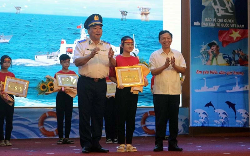 Ban tổ chức trao giải Nhất cuộc thi "Em yêu biển đảo quê hương".