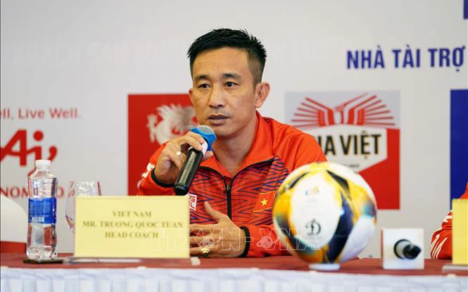 Huấn luyện viên trưởng Trương Minh Tuấn của tuyển Futsal nữ Việt Nam trả lời câu hỏi tại buổi họp báo. 