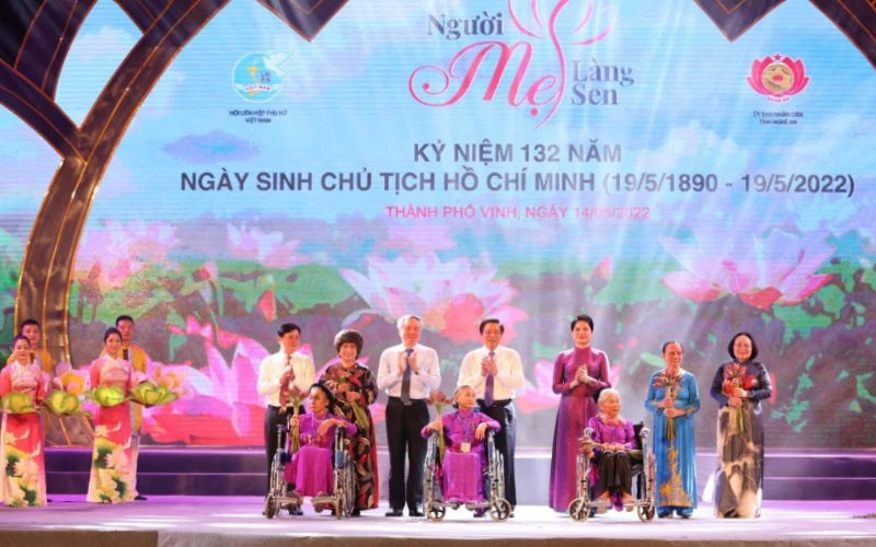 Các đồng chí lãnh đạo Đảng, Nhà nước tặng hoa các Bà mẹ Việt Nam Anh hùng, các nữ Anh hùng Lực lượng vũ trang nhân dân, Anh hùng Lao động trong thời kỳ đổi mới.