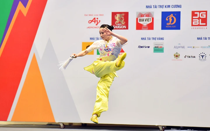 Vận động viên Dương Thúy Vi giành Huy chương vàng nội dung biểu diễn (taolu) kiếm thuật nữ tại môn wushu. (Ảnh MỸ HÀ)