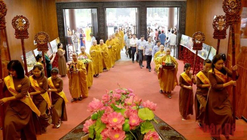 Các tăng ni, phật tử tham dự Đại lễ Phật đản tại chùa Bái Đính, Ninh Bình.