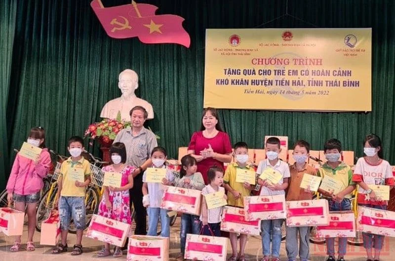 Quỹ Bảo trợ Trẻ em Việt Nam cũng Công ty cổ phần Quốc tế Bảo Hưng trao quà cho trẻ em khó khăn huyện Tiền Hải (tỉnh Thái Bình).