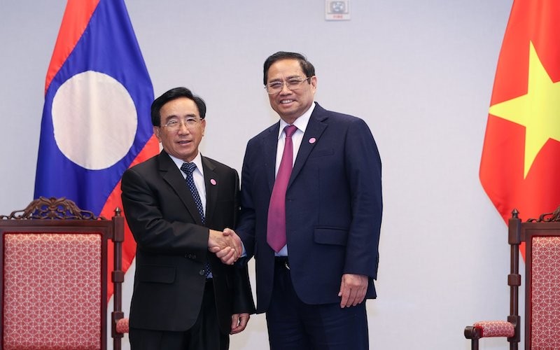 Thủ tướng Chính phủ Phạm Minh Chính đã có cuộc gặp với Thủ tướng Lào Phankham Viphavanh, chiều 13/5, tại Washington D.C. (Ảnh: Chinhphu.vn)