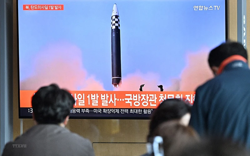 Người dân theo dõi qua truyền hình một vụ phóng thử tên lửa của Triều Tiên, tại nhà ga Seoul, Hàn Quốc ngày 4/5/2022. (Ảnh: AFP/TTXVN)