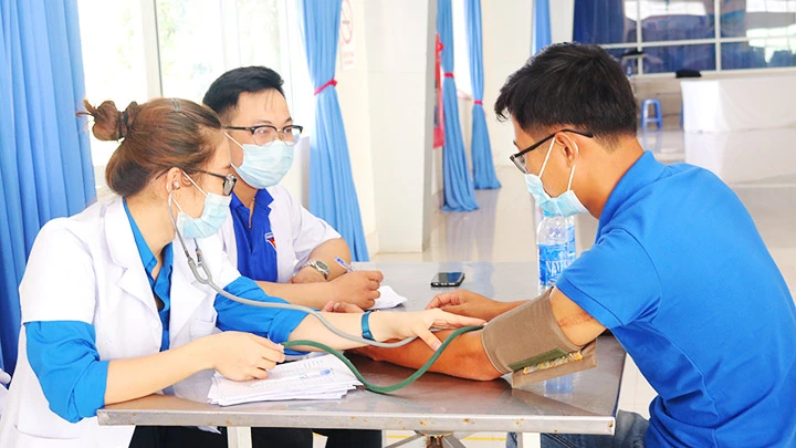 Tư vấn, thăm khám sức khỏe cho công nhân là một hoạt động của Trung ương Hội Thầy thuốc trẻ Việt Nam.