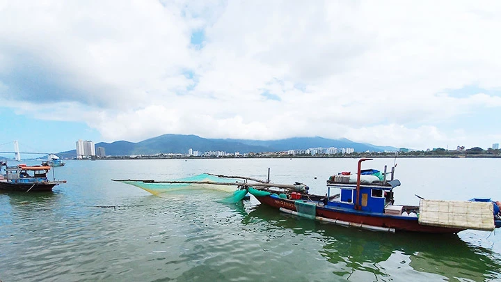 Thuyền đánh cá bên cửa sông Hàn.