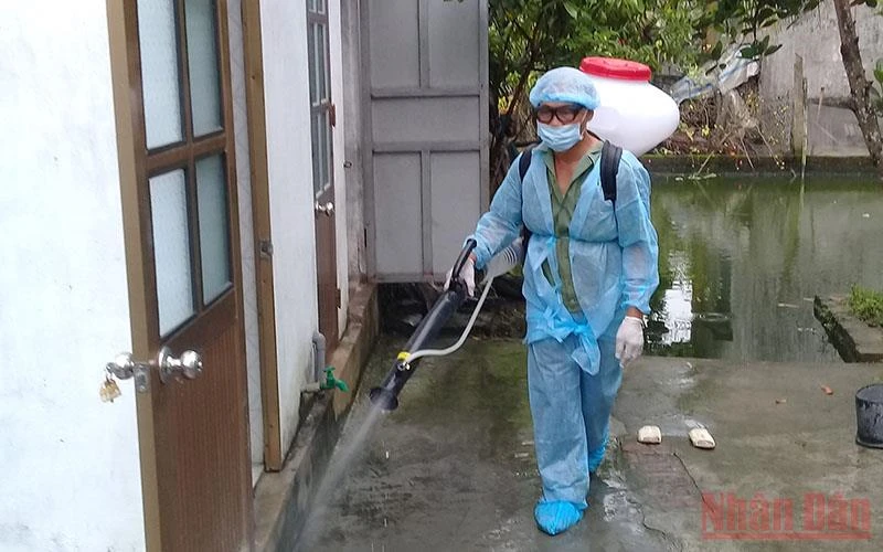 Phun khử khuẩn môi trường tại nơi phát sinh ca bệnh sốt xuất huyết tại xã Thụy Quỳnh, huyện Thái Thụy, tỉnh Thái Bình.