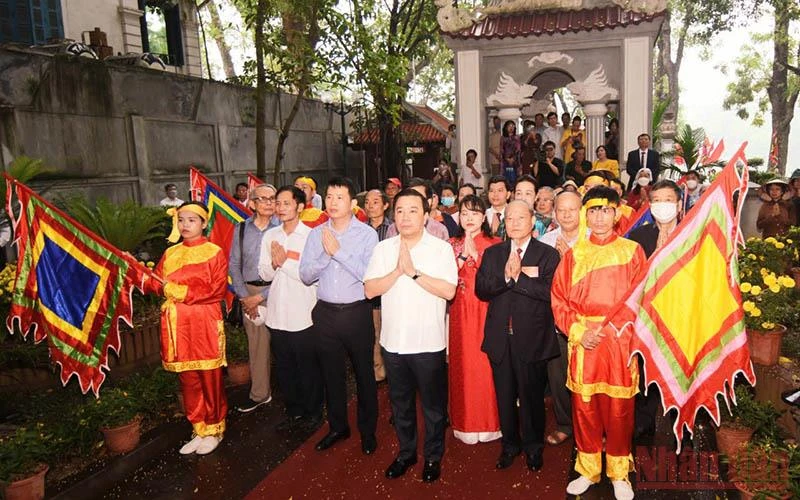 Phó Chủ tịch Ủy ban nhân dân thành phố Hà Nội Chử Xuân Dũng cùng các đại biểu dâng hương tưởng nhớ Vua Lê Thái Tổ.