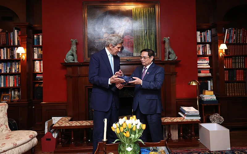 Thủ tướng Phạm Minh Chính và Đặc phái viên của Tổng thống Hoa Kỳ về Khí hậu John Kerry. Ảnh: Dương Giang