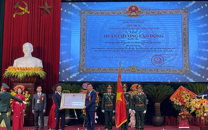 Bí thư Tỉnh ủy Hải Dương Phạm Xuân Thăng trao Huân chương Lao động hạng Ba cho đại diện huyện Tứ Kỳ.