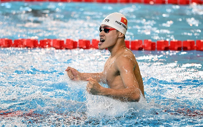 Vận động viên Phạm Thanh Bảo đoạt Huy chương Vàng và phá kỷ lục SEA Games ở nội dung 100 m bơi ếch với thành tích 1 phút 1 giây 17. (Ảnh TIẾN TUẤN)