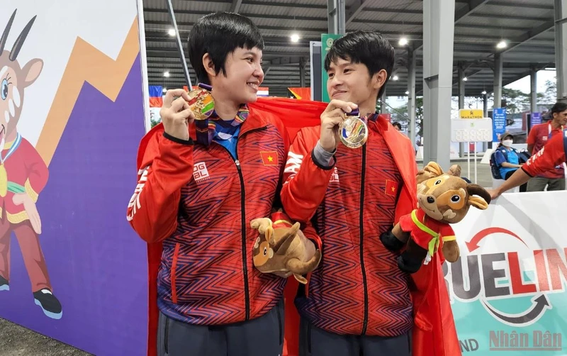 Thái Thị Hồng Thoa (bên trái) hạnh phúc với tấm Huy chương Vàng bộ môn bi sắt nội dung đôi nữ. (Ảnh: SƠN BÁCH)