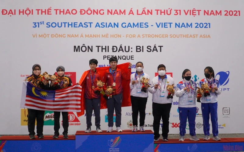 Giành chiến thắng áp đảo trước cặp đôi đến từ Malaysia, Thái Thị Hồng Thoa và Trần Lê Lan Anh đã “mở hàng vàng” cho đội tuyển bi sắt Việt Nam. (Ảnh: SƠN BÁCH)