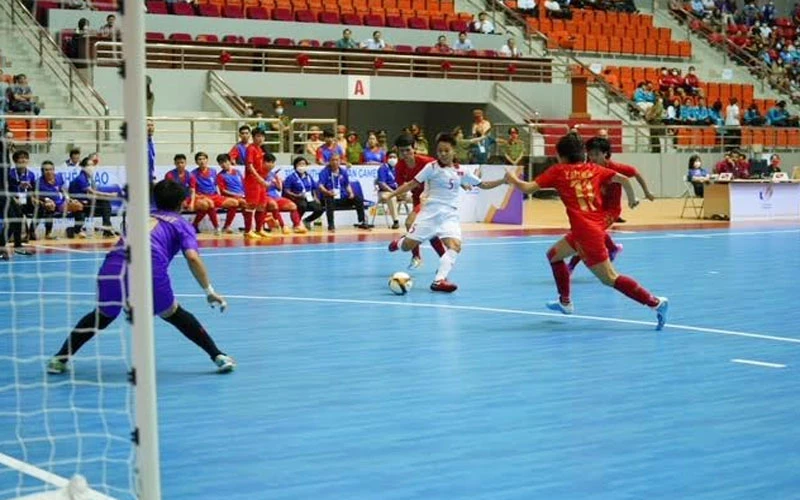 Pha tranh bóng của các cầu thủ đội tuyển futsal nữ Việt Nam.