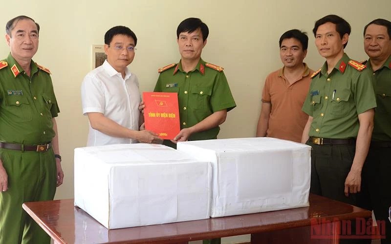 Đồng chí Nguyễn Văn Thắng, Ủy viên Trung ương Đảng, Bí thư Tỉnh ủy tỉnh Điện Biên động viên, chúc mừng các lực lượng phá thành công chuyên án.