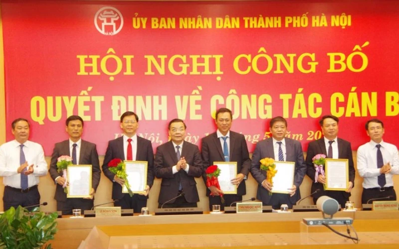 Chủ tịch UBND Thành phố Hà Nội trao quyết định bổ nhiệm cho các đồng chí lãnh đạo hai Ban Quản lý dự án mới.
