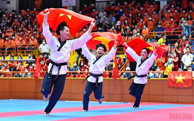 Tổ quyền biểu diễn của đội tuyển taekwondo Việt Nam xuất sắc giành 4 Huy chương Vàng trong tổng số 5 nội dung tranh tài. (Ảnh: THỦY NGUYÊN)