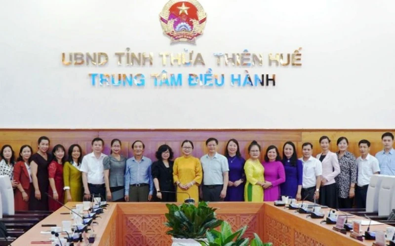 Lãnh đạo hai tỉnh Thừa Thiên Huế và Vĩnh Long chụp ảnh lưu niệm tại buổi làm việc. (Ảnh: UBND tỉnh Thừa Thiên Huế cung cấp)