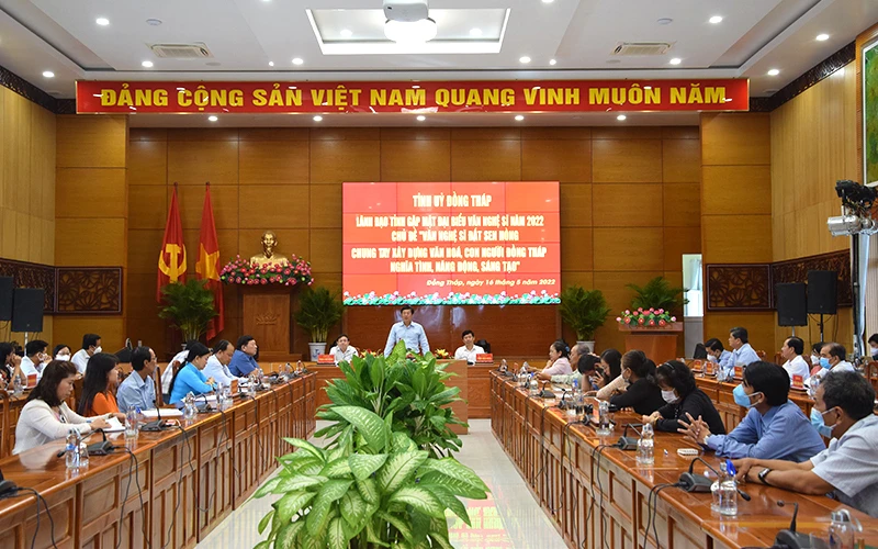 Bí thư Tỉnh ủy Đồng Tháp Lê Quốc Phong phát biểu tại buổi họp mặt.
