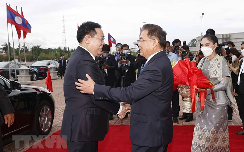 Chủ tịch Quốc hội Vương Đình Huệ và Chủ tịch Quốc hội Cộng hòa Dân chủ Nhân dân Lào Saysomphone Phomvihane tại lễ đón. (Ảnh: Doãn Tấn/TTXVN)