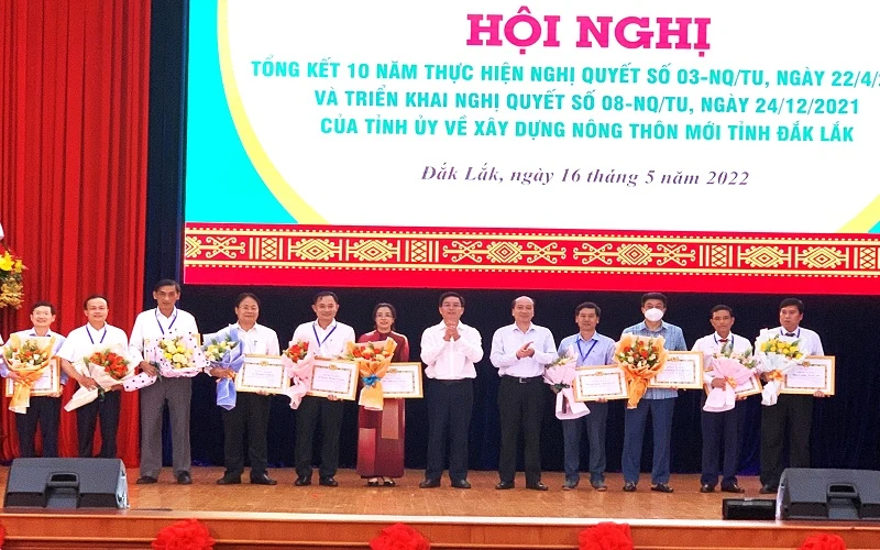 Các đồng chí lãnh đạo Tỉnh ủy Đắk Lắk tặng Bằng khen của Tỉnh ủy cho các tập thể có thành tích xuất sắc trong thực hiện Chương trình mục tiêu quốc gia xây dựng nông thôn mới giai đoạn 2010-2020 trên địa bàn tỉnh.