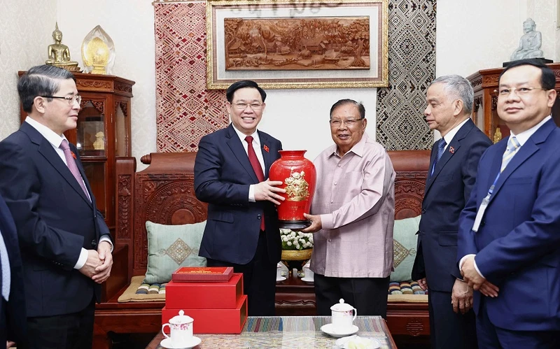 Chủ tịch Quốc hội Vương Đình Huệ tặng quà lưu niệm cho nguyên Tổng Bí thư, nguyên Chủ tịch nước Lào Bounnhang Vorachith. (Ảnh: TTXVN)