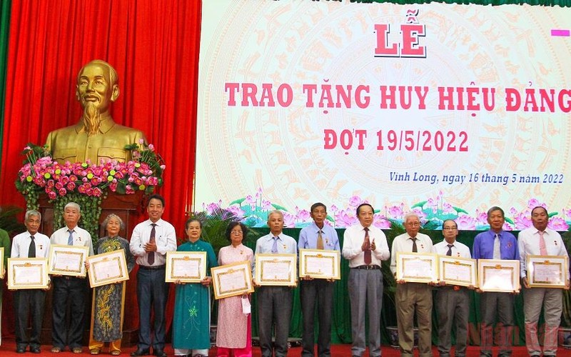 Lãnh đạo tỉnh Vĩnh Long trao Huy hiệu Đảng cho những đảng viên cao niên tuổi đảng sáng 16/5. (Ảnh: BÁ DŨNG) 