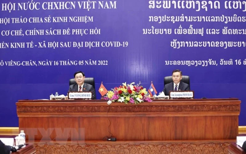 Chủ tịch Quốc hội Vương Đình Huệ và Chủ tịch Quốc hội Lào Saysomphone Phomvihane đồng chủ trì Hội thảo.