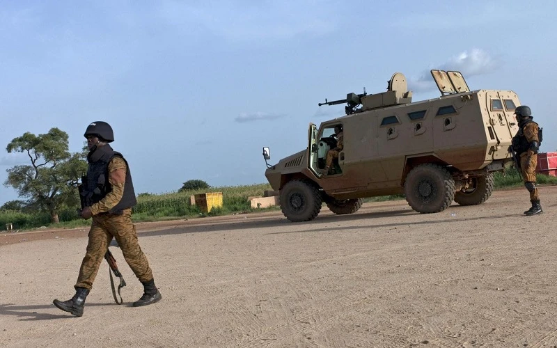 Các binh sĩ Burkina Faso canh giữ các vị trí gần căn cứ quân sự Naaba Koom ở thủ đô Ouagadougou. (Ảnh tư liệu: Reuters)