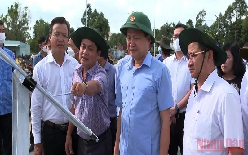 Phó Thủ tướng Lê Minh Khái kiểm tra công trình đường nối Cách mạng Tháng Tám với đường tỉnh 918 trên địa bàn TP Cần Thơ. (Ảnh: THANH TÂM)