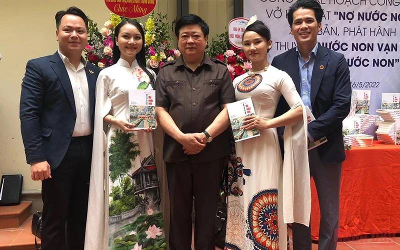 Tác giả, nhà văn, nhà biên kịch Nguyễn Thế Kỷ cùng với các nghệ sĩ tham gia vở diễn.