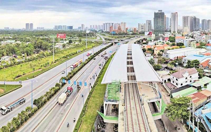 Dự án đường sắt đô thị số 1 (tuyến Bến Thành - Suối Tiên) đoạn qua Xa lộ Hà Nội đang được hoàn thiện. (Ảnh Quý Hiền)