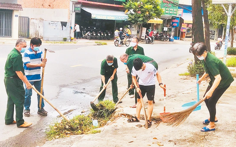 Chi hội Cựu chiến binh khu phố 4, phường Tăng Nhơn Phú A tổ chức dọn vệ sinh đường làng Tăng Phú.